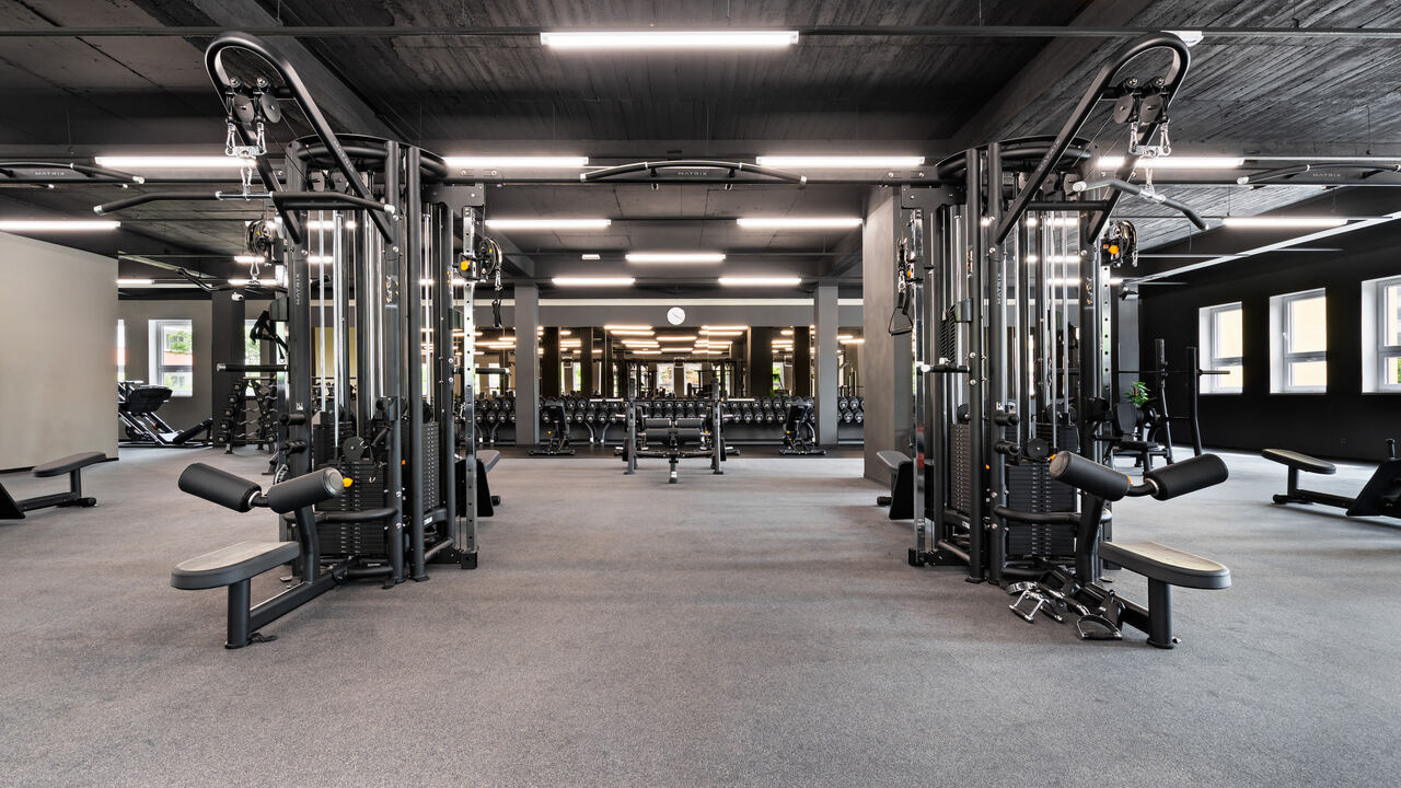 Большой зал Max Fitness на Панкраце с силовыми тренажёрами
